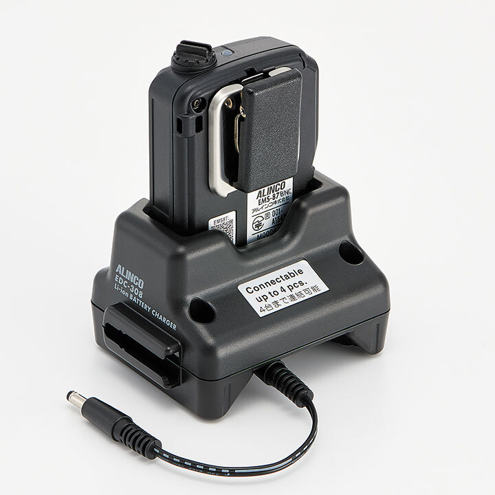別売充電スタンドEDC-308Rと付属連結ケーブル、背面クリップのイメージ