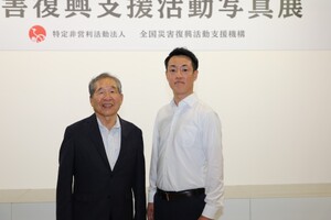 井上会長(左)と横山英幸大阪市長(右)