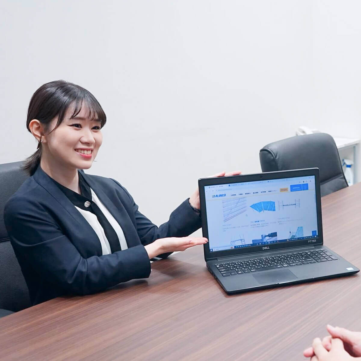 営業部(2021年新卒採用)T.Aさんの働く様子やインタビュー風景