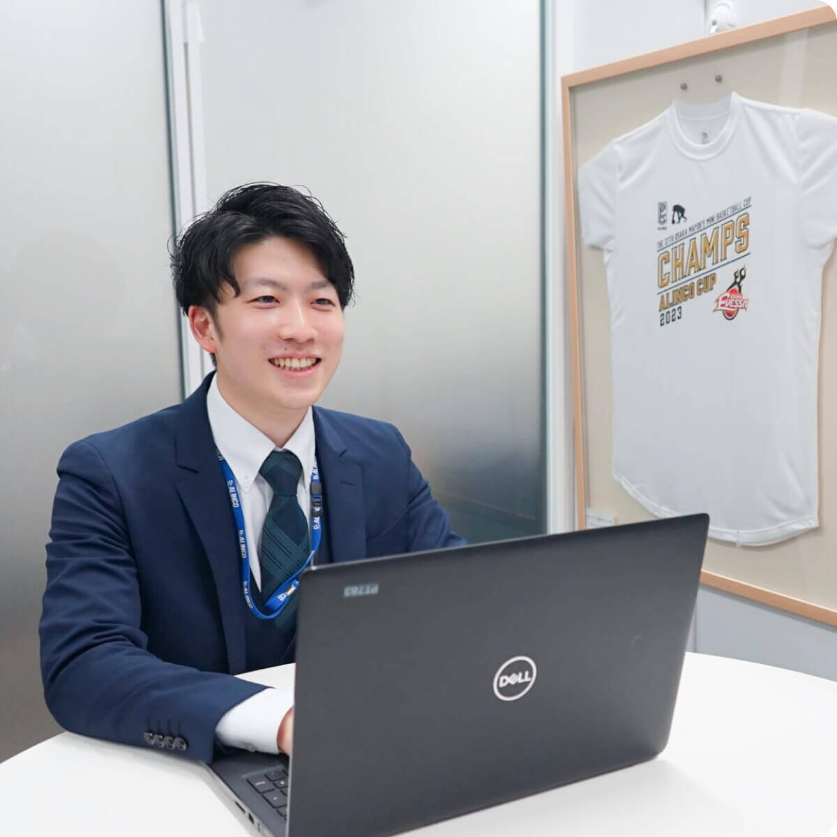 営業部(2021年新卒採用)K.Eさんの働く様子やインタビュー風景