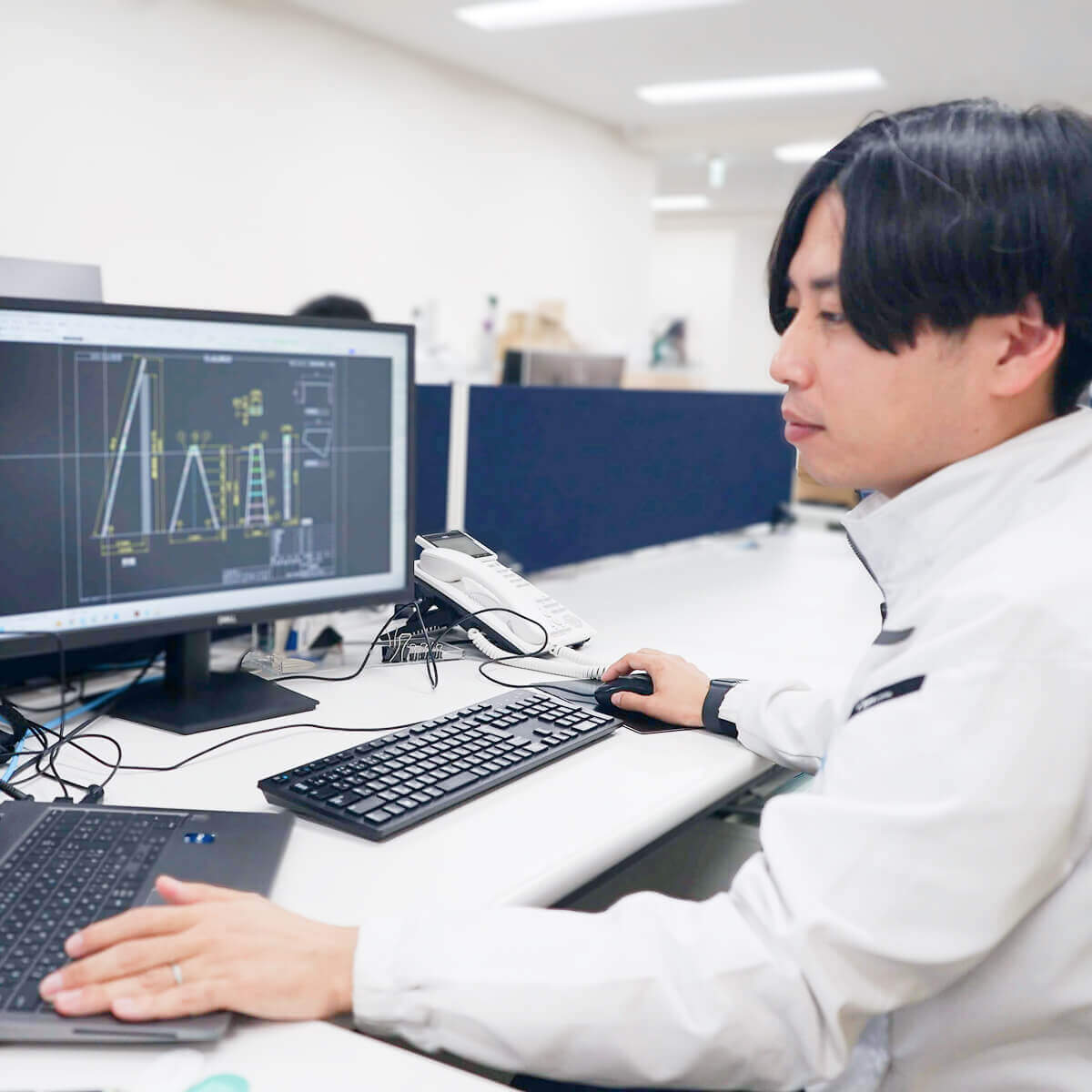 設計開発部(2015年新卒採用)O.Sさんの働く様子やインタビュー風景