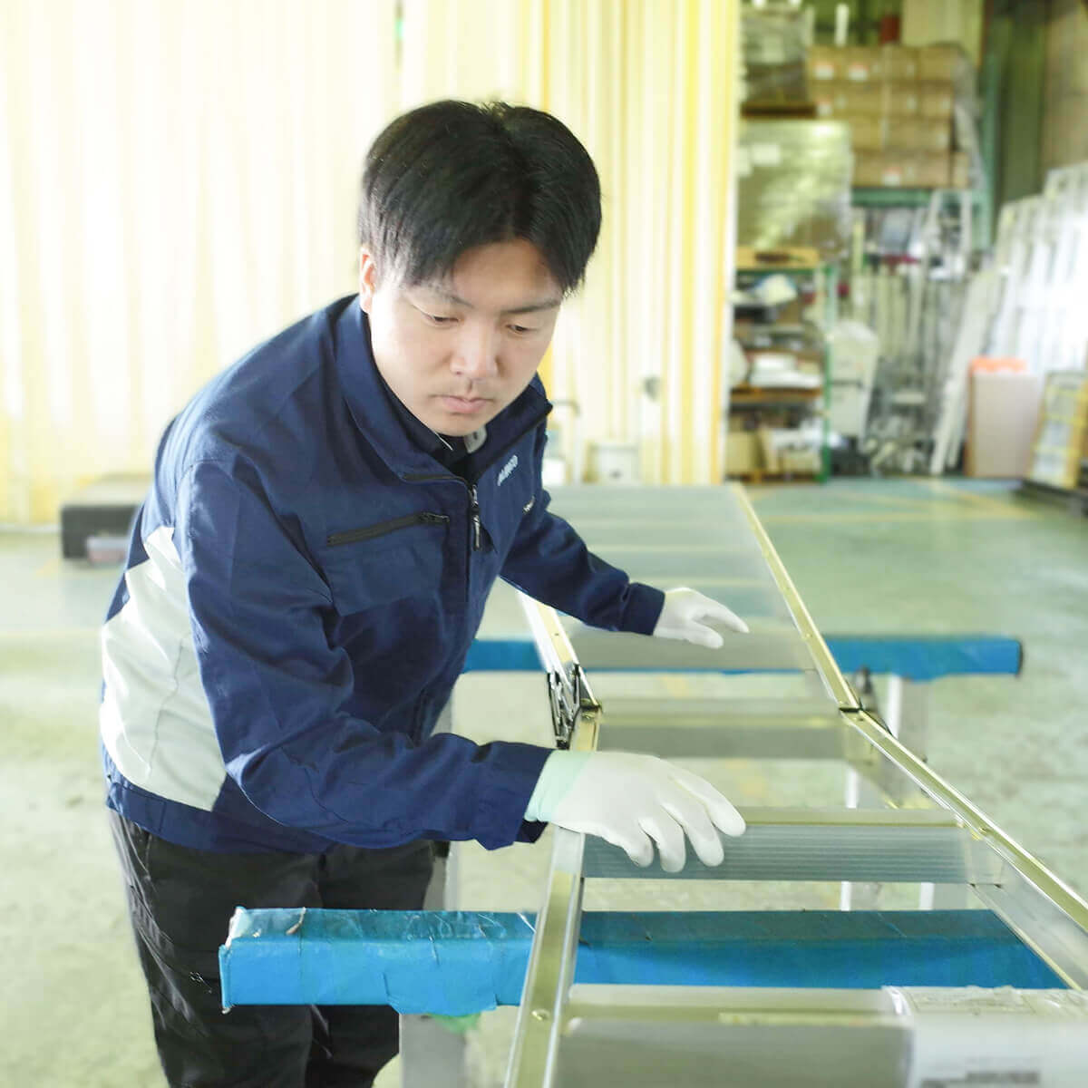 製品管理部(2022年新卒採用)Y.Hさんの働く様子やインタビュー風景