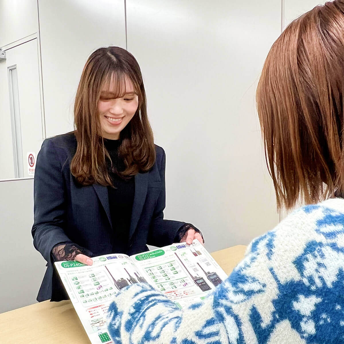 営業部(2021年新卒採用)M.Sさんの働く様子やインタビュー風景